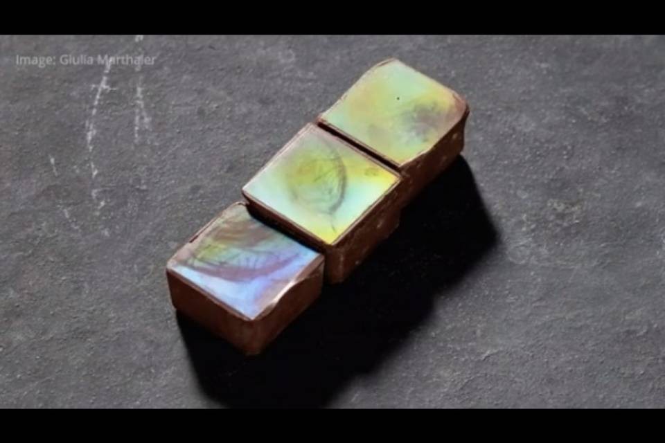 Un cioccolato che luccica nei colori dell'arcobaleno