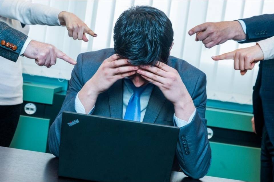820 ore supplementari, va in burn-out
