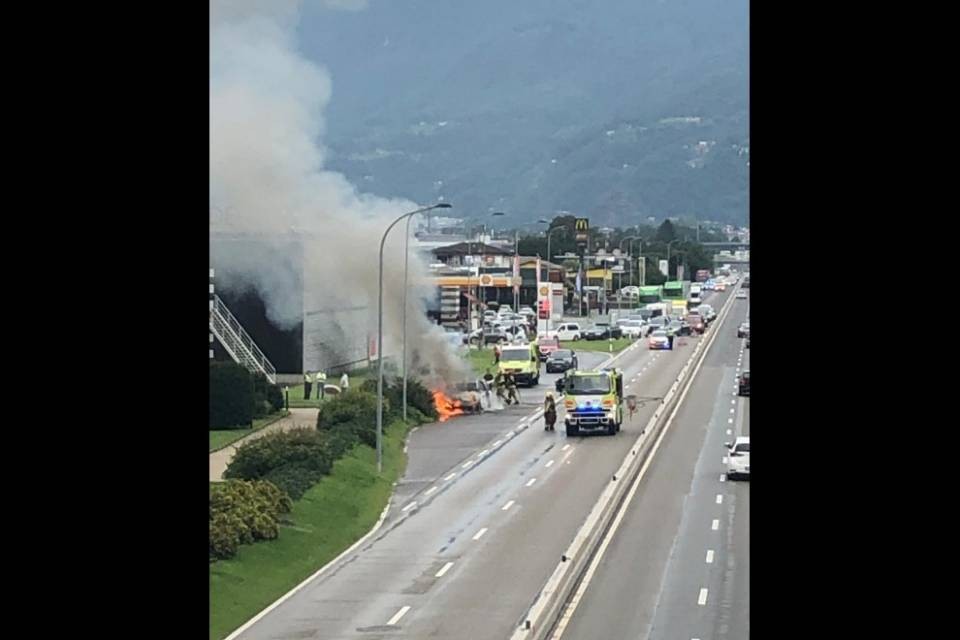 Auto in fiamme a Sant'Antonino
