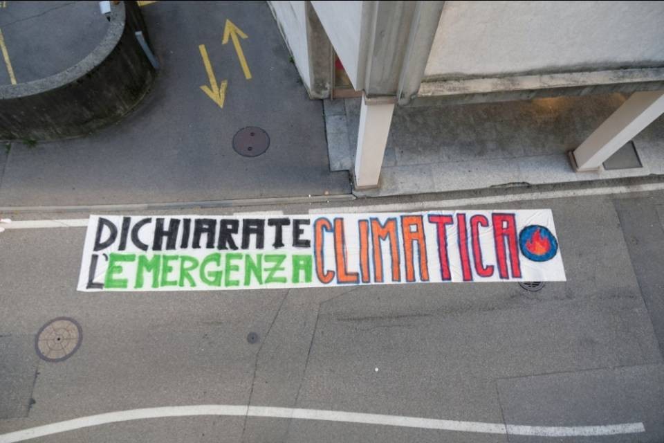 Uno striscione di 8 metri per il clima