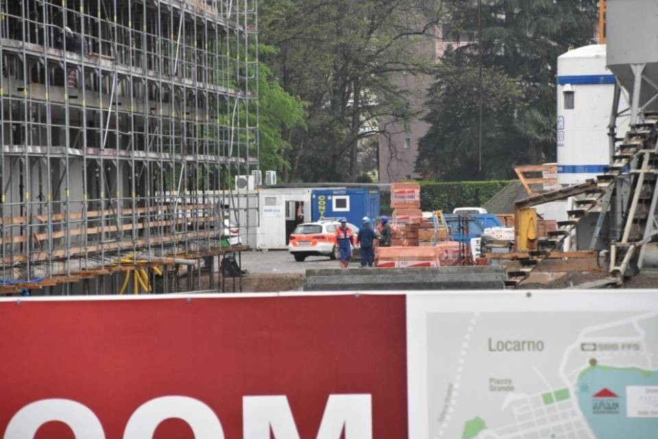 Scivola da una scala e cade al suolo, grave un operaio