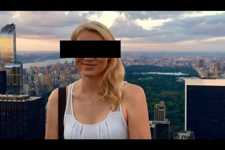 Fa sesso in aereo con lo studente 16enne e rimane incinta