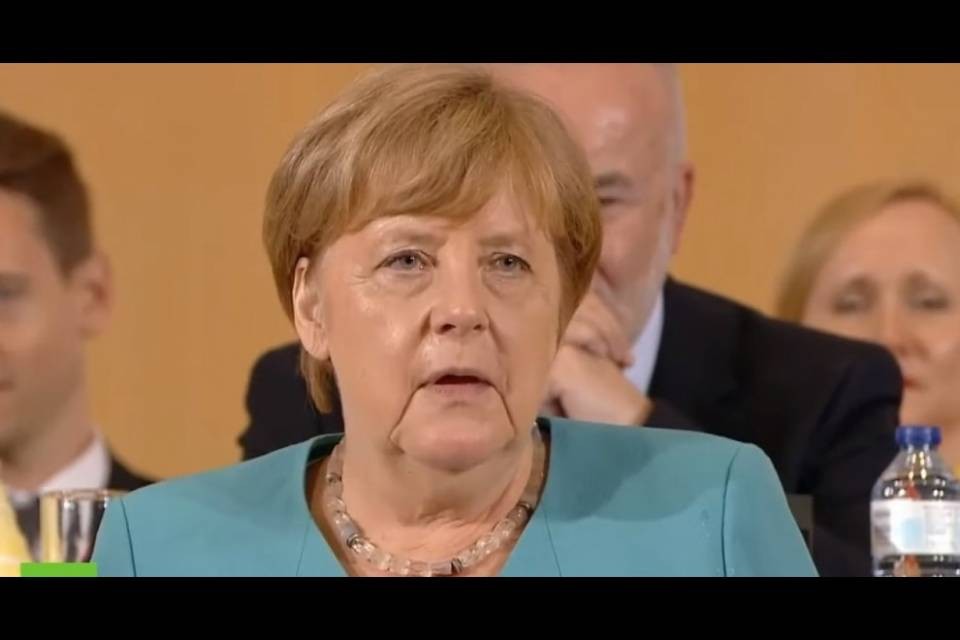 Angela Merkel: "Il mio tremore? Sto bene"