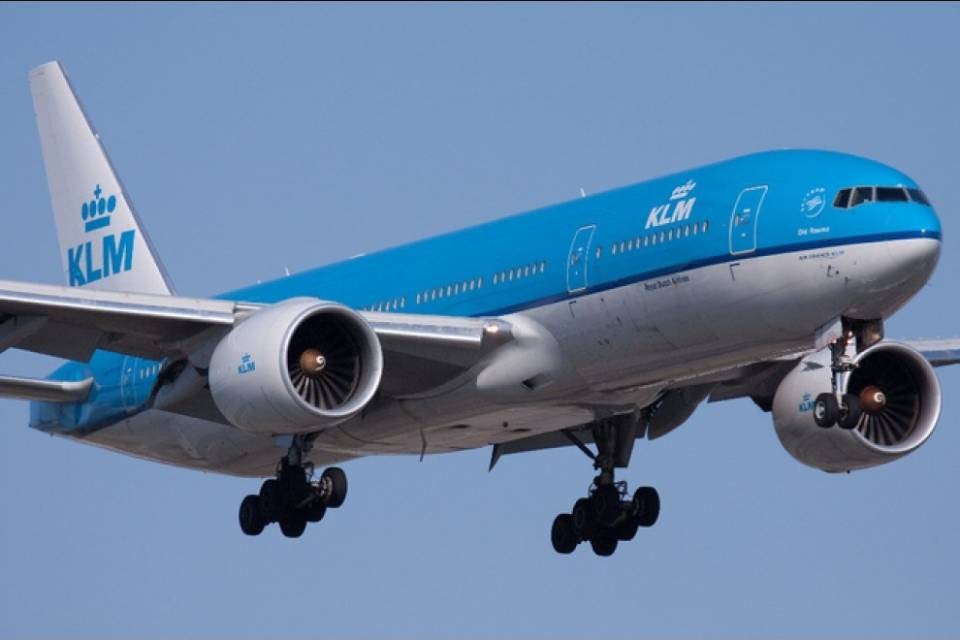 Un pezzo di aereo cade su una macchina