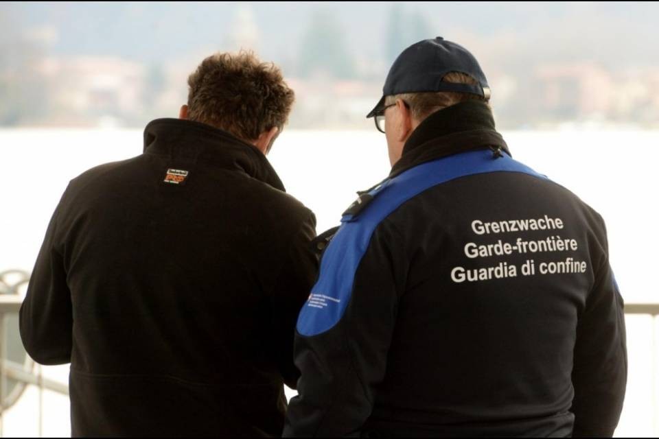 "Mettiamo i pensionati a proteggere la frontiera"