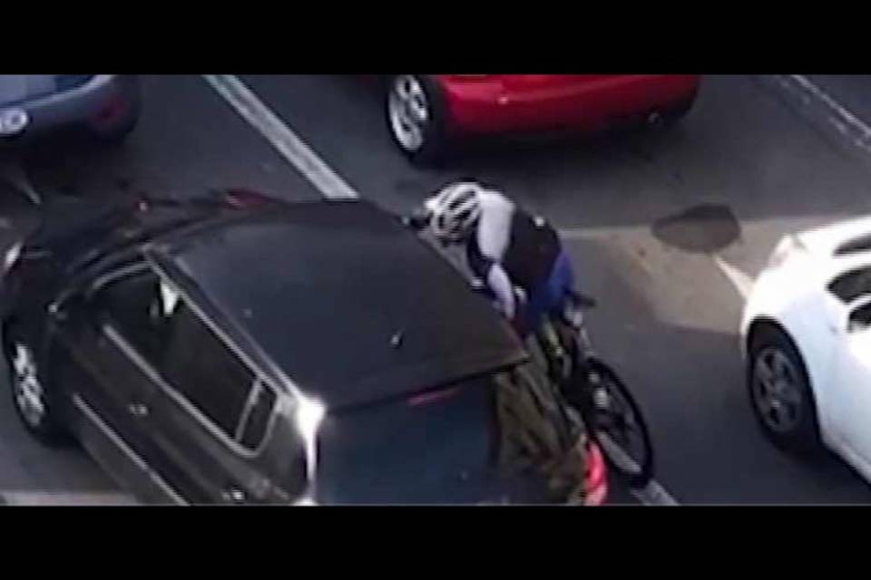 Follia a Lugano: ciclista insulta e sputa sull'automobilista