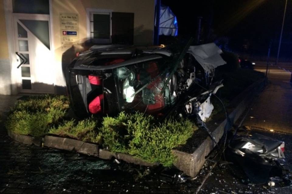 Finisce in un'aiuola a Pazzallo