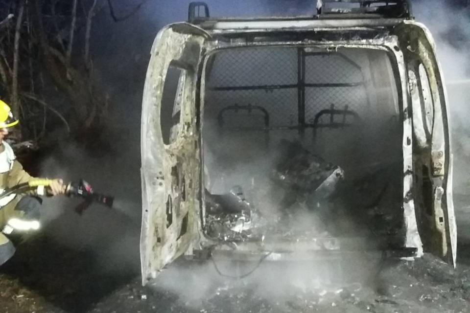 Furgone distrutto dalle fiamme