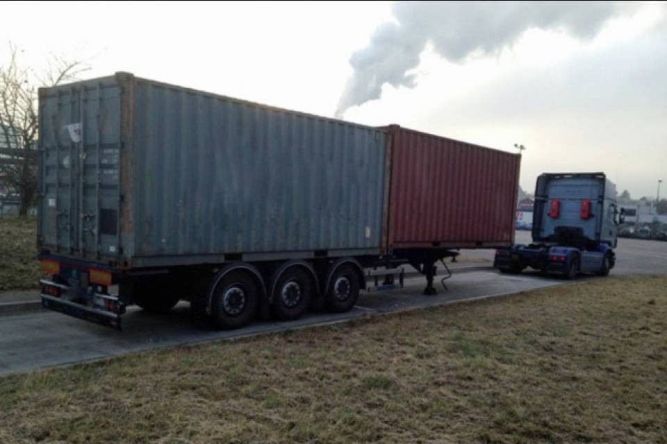 Fermato in dogana con 46 tonnellate di ananas