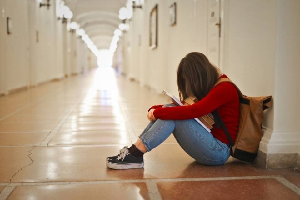 "Puzzi e dovresti essere lapidata": studentessa condannata