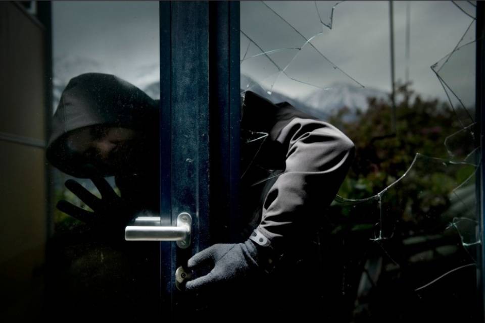 Provoca falso allarme bomba e svaligia negozio