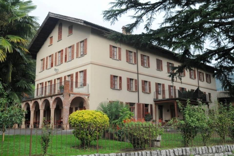 Ostello Figino: 10 collaboratori restano a casa