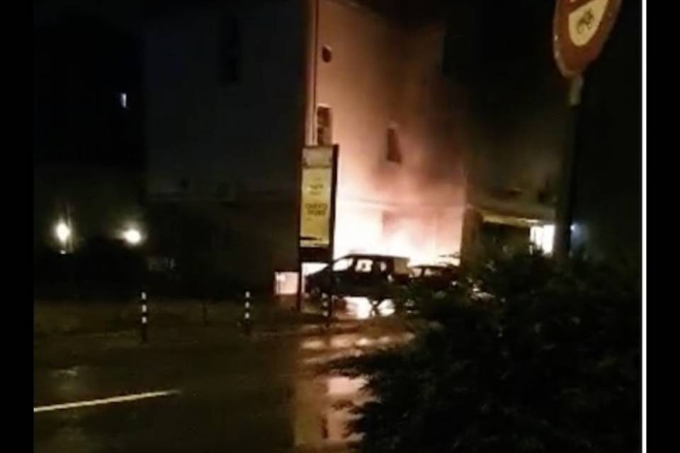 Auto in fiamme a Chiasso