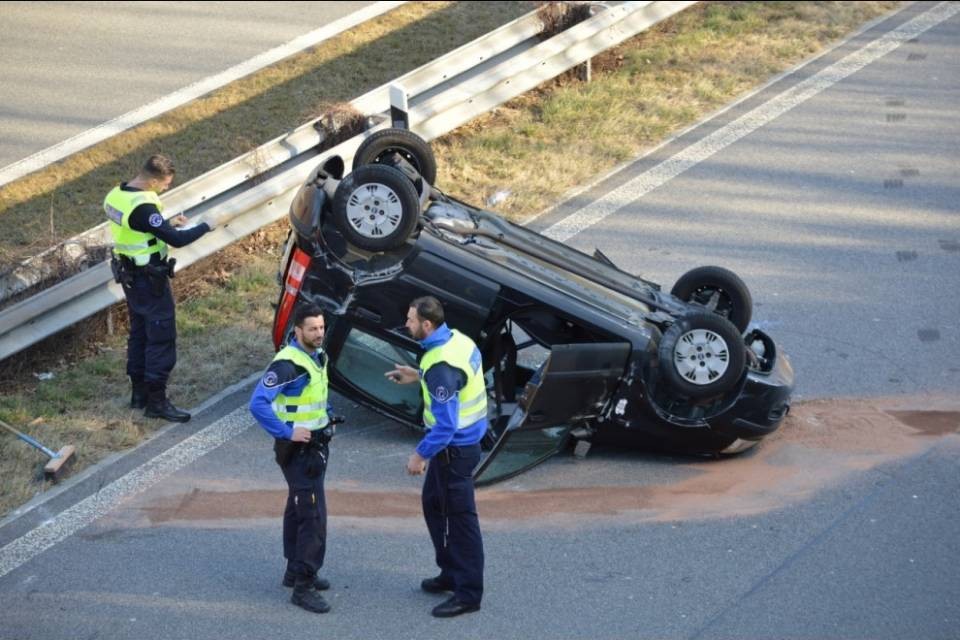 Auto sbanda e si ribalta sull'A2