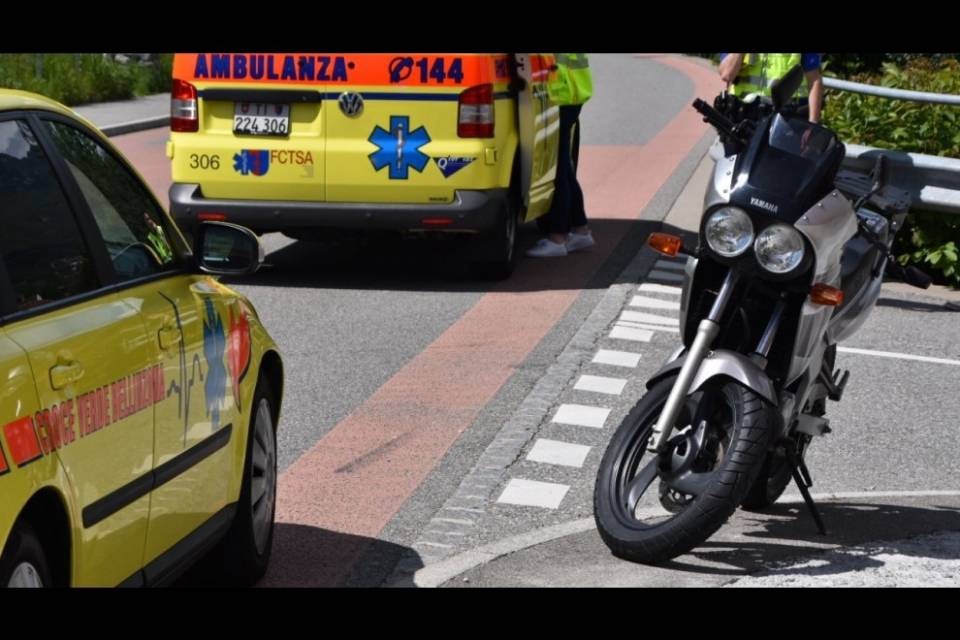 Motociclista ferito a causa di una caduta a Gorduno