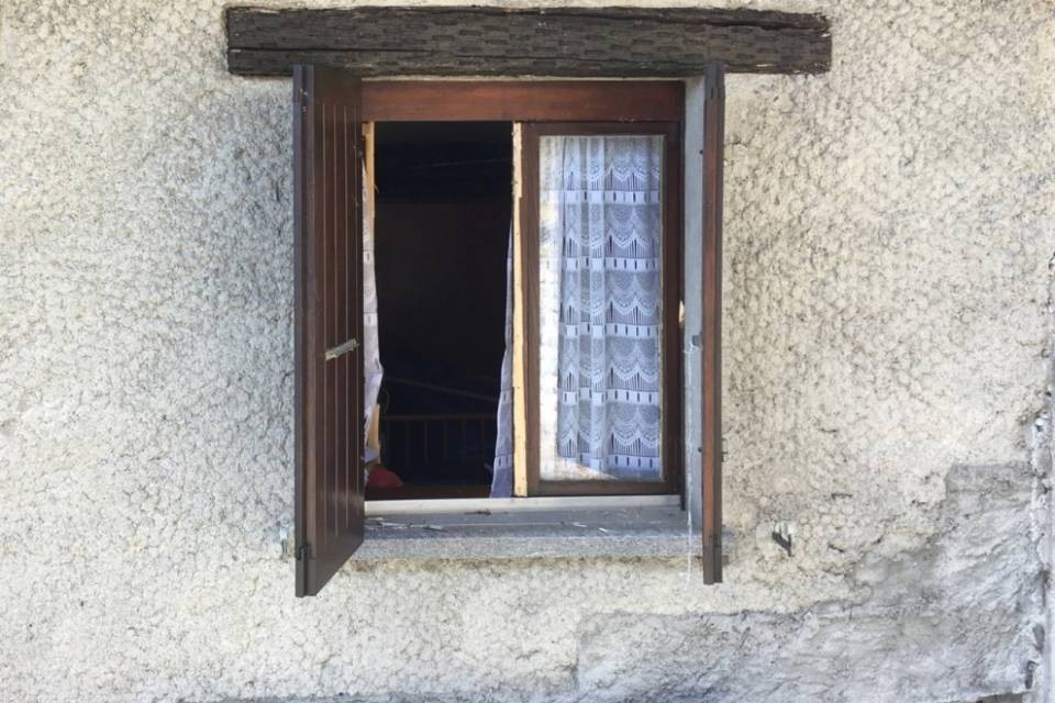Svaligiano un casa di vacanza e ci dormono: arrestati