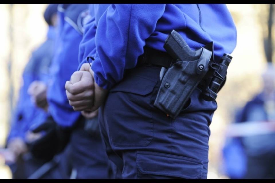 Parte un colpo dall'arma di servizio, 2 agenti all'ospedale