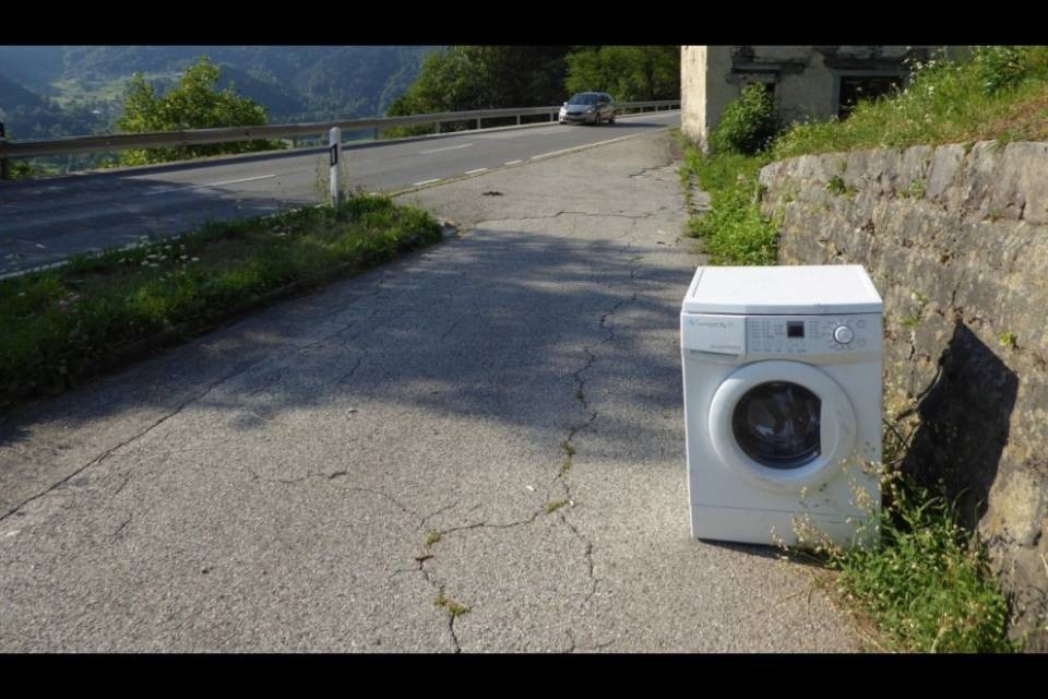 Blenio, "somaro" abbandona lavatrice per strada