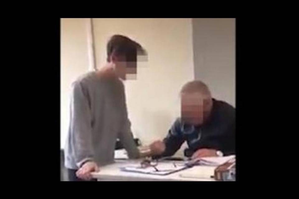 L'alunno bullizza il docente: "Inginocchiati e dammi 6"