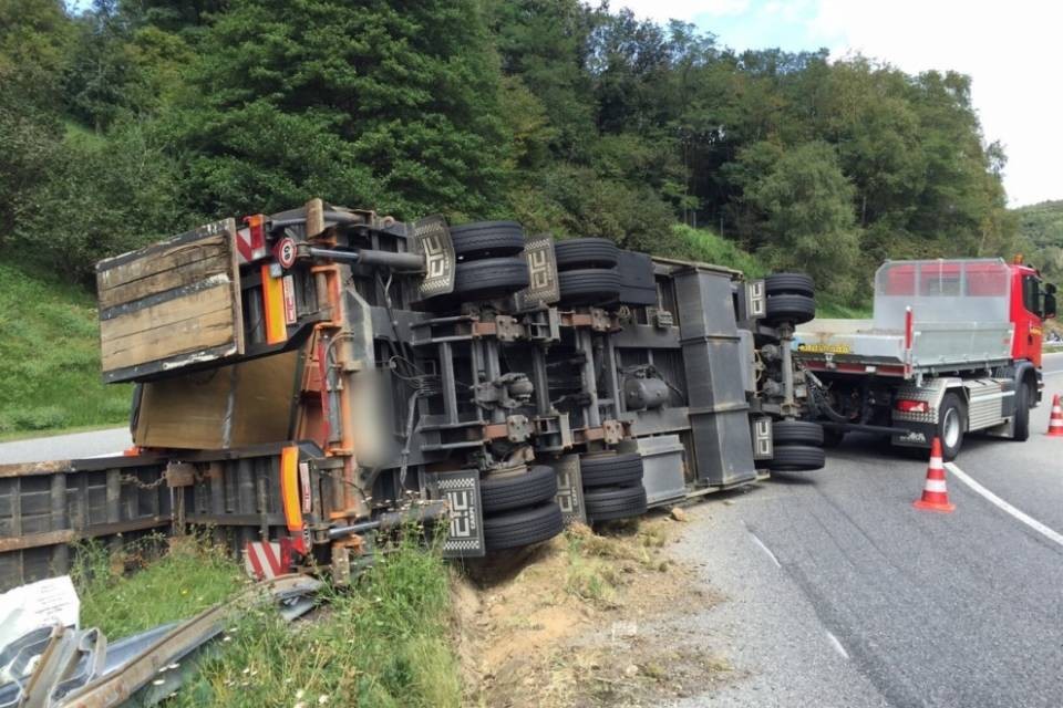 Camion si rovescia a Rivera