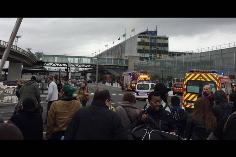 Francia: fermati due uomini per l'attacco a Orly