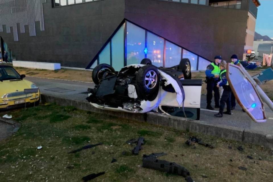 Perde il controllo, urta un palo e si cappotta con la sua auto