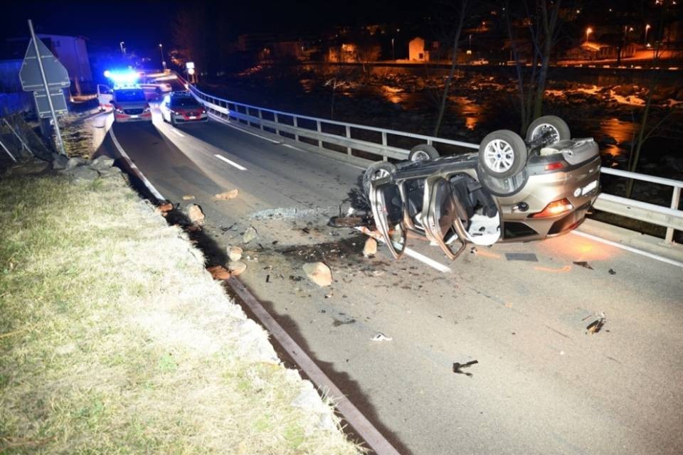 Urtano un muretto e l'auto si ribalta