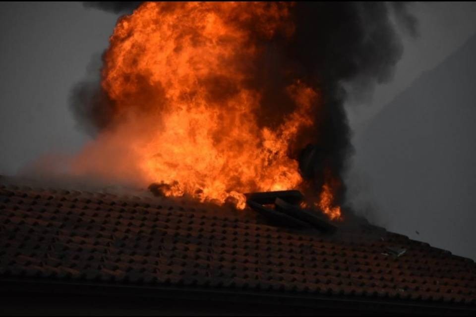 Tetto in fiamme a Camorino, forse un fulmine la causa