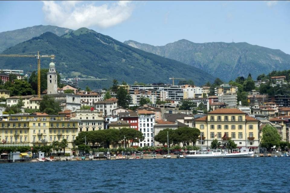 Lugano cambia gli alberi sul lungolago