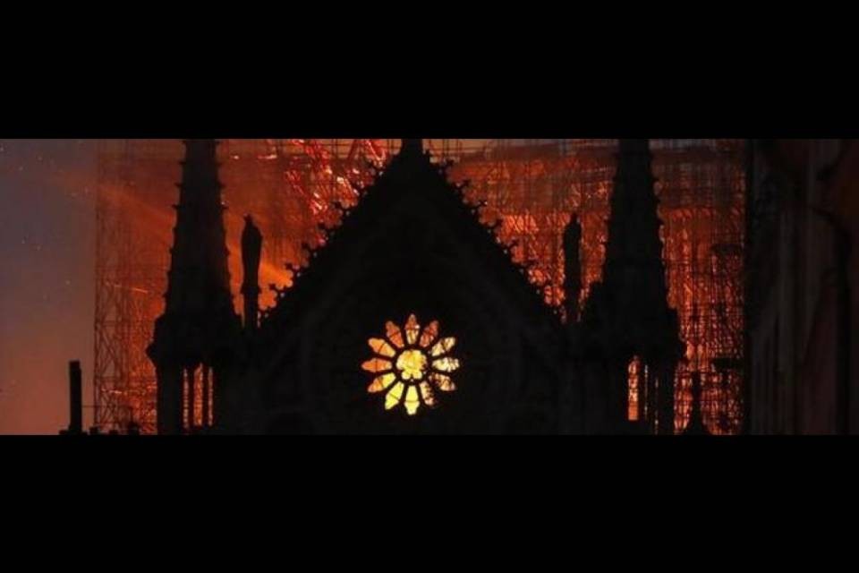 Notre-Dame, c'è chi esulta: "Distutto simbolo della cristianità"