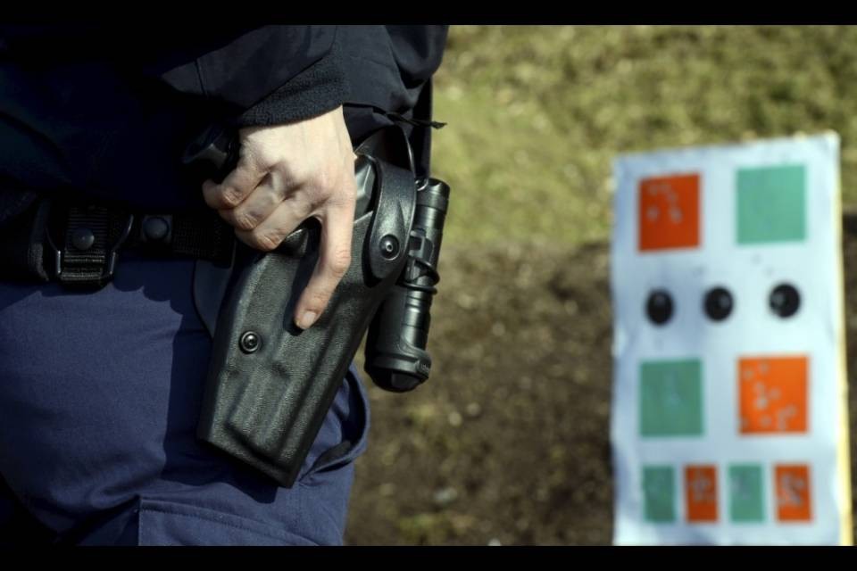 Agente si ferisce accidentalmente con la sua arma