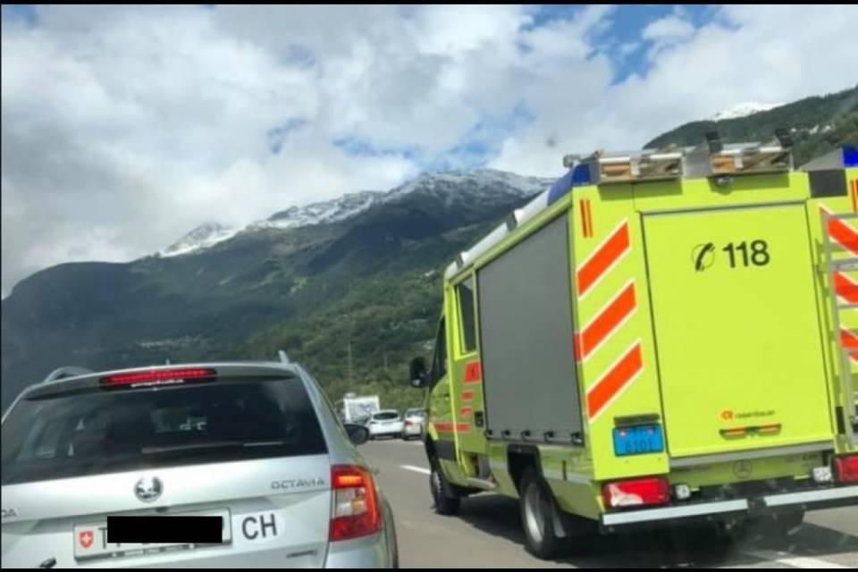 Auto in fiamme sull'A2