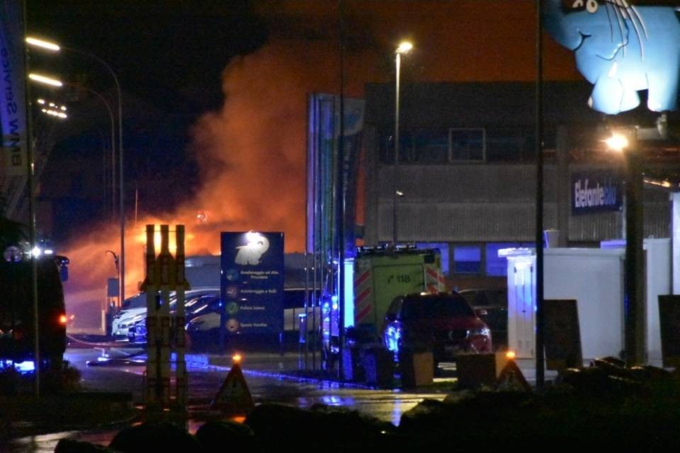 Violento incendio fa esplodere delle bombole di gas