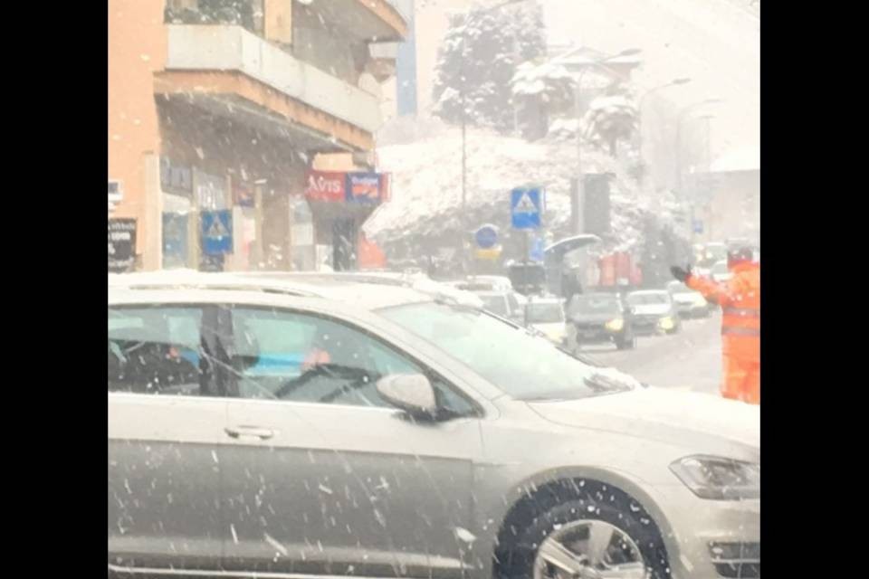 Disagi al traffico in via Clemente Maraini