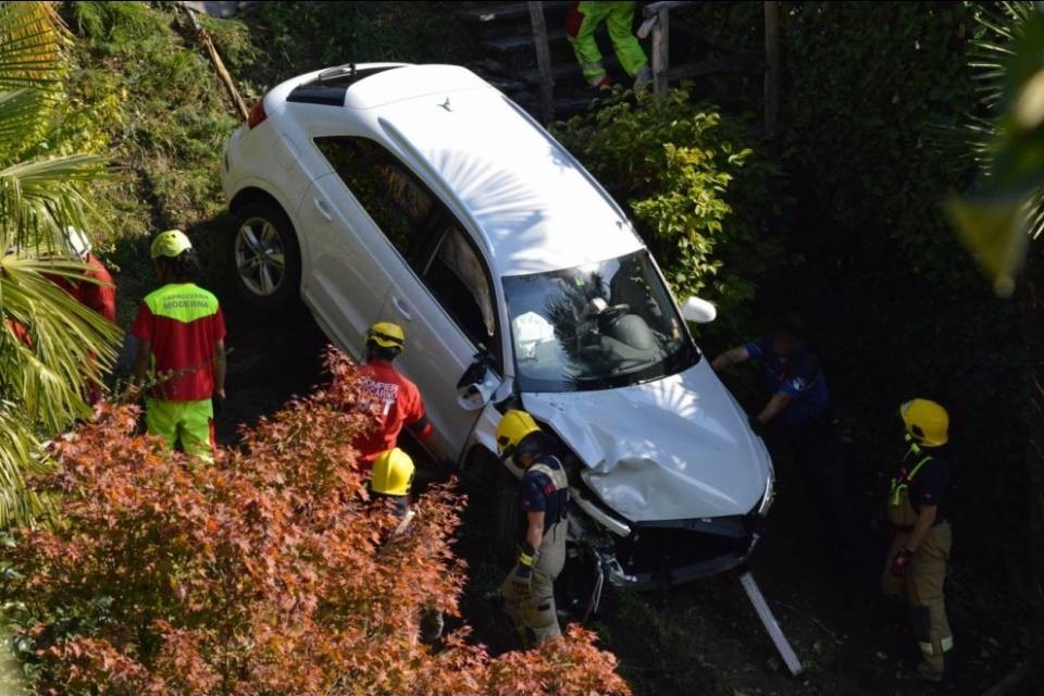 Esce di strada e finisce in una scarpata a Brissago