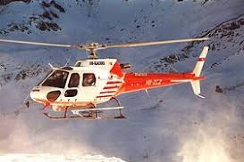 Sciatore vallesano sbatte contro un albero e muore