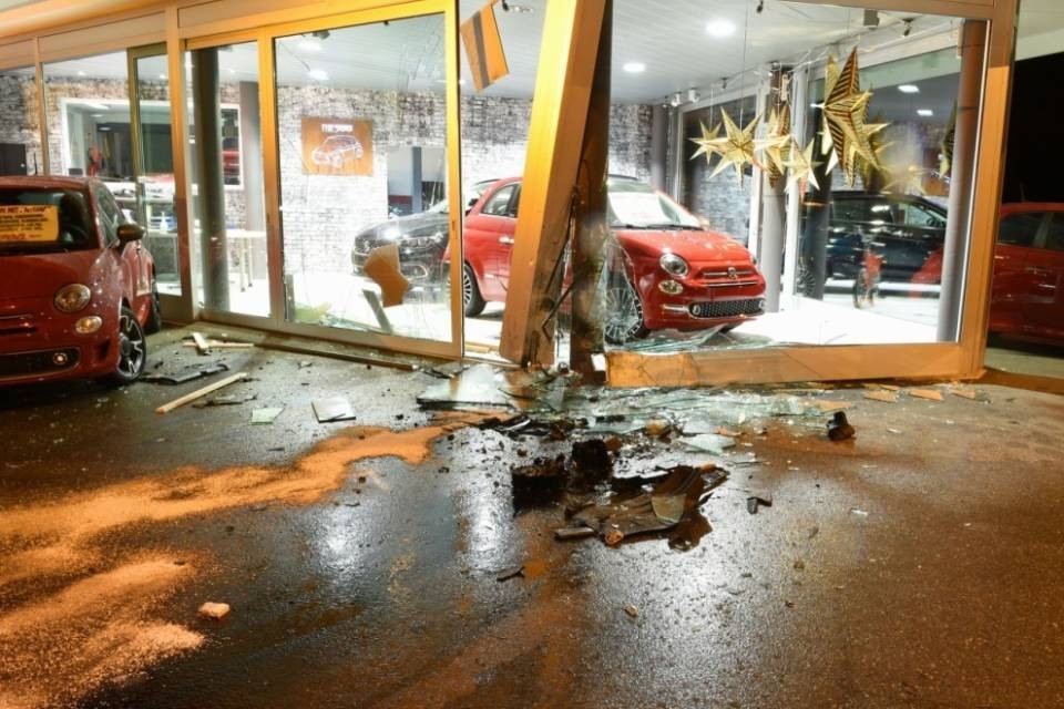 Finisce contro una concessionaria, 100mila franchi di danni