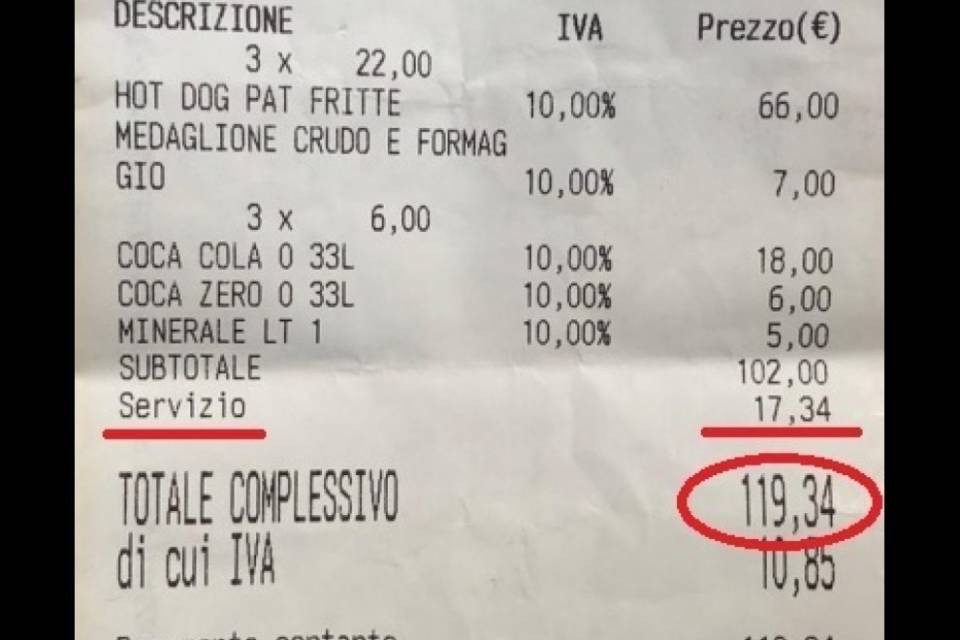 Lo scontrino choc: 120 euro per 4 panini: "Ma i prezzi sono esposti"