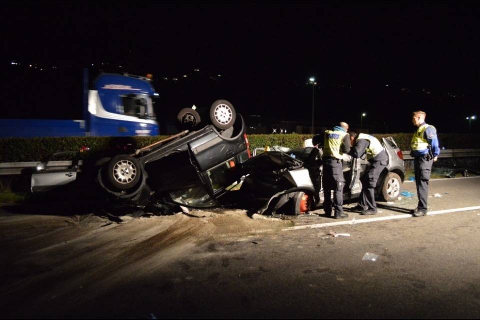 Auto in contromano, 74enne ancora in pericolo di morte