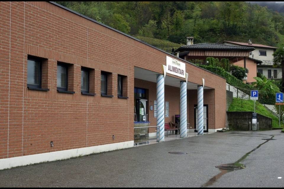 Brusino: addio all'unico negozio e alla Posta