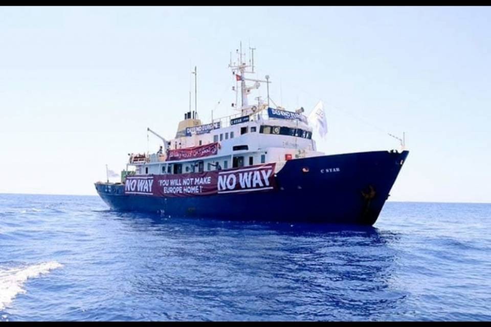 La nave anti-migranti soccorsa da una ONG