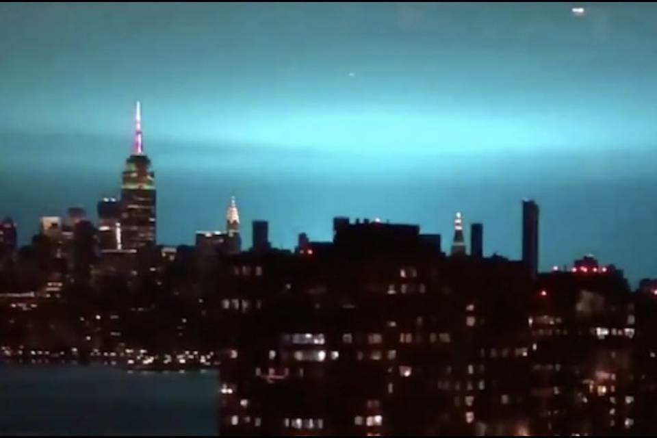 Esplode centrale elettrica, enorme scia blu nel cielo di NY