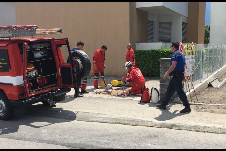 Operaio cade in un pozzo luce e si ferisce