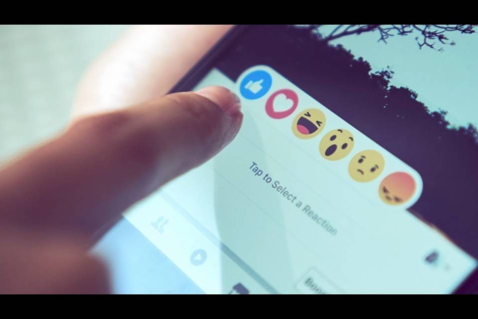 Mettere "like" agli insulti su Facebook è punibile