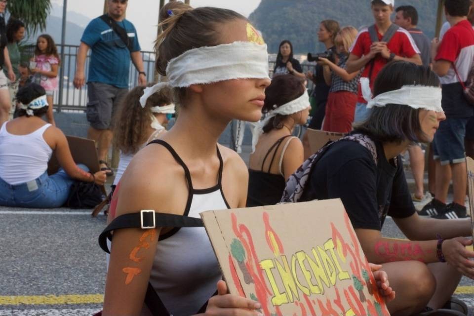 Occhi bendati sulla crisi climatica: flash mob a Lugano