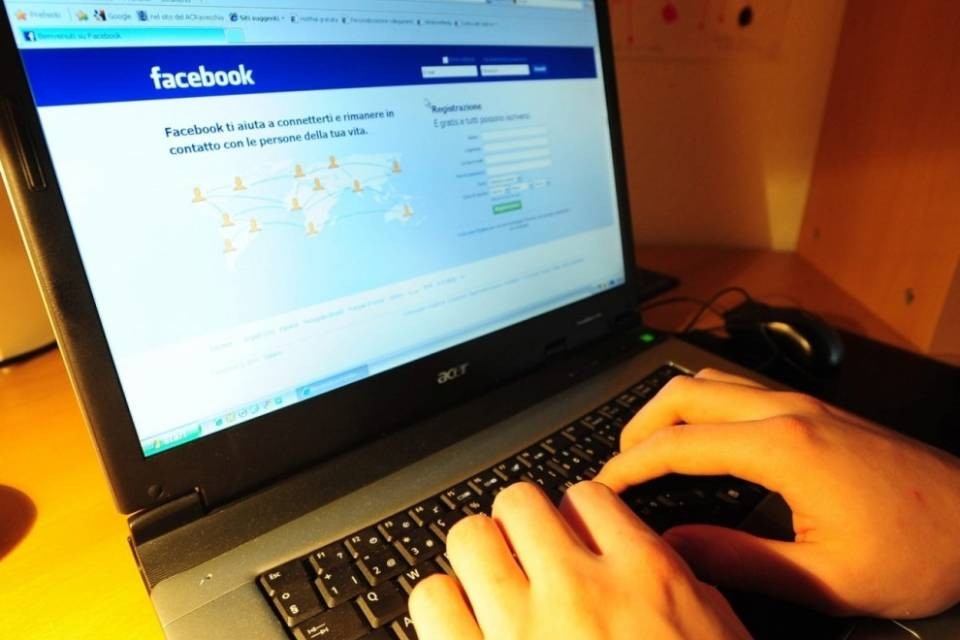 Adescava donne su Facebook, arrestato