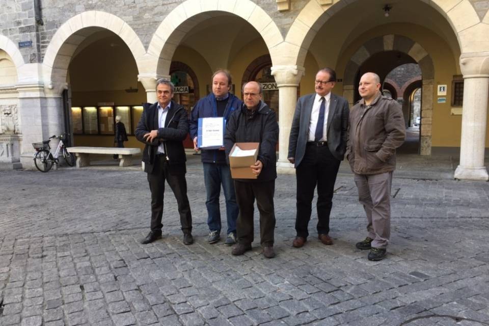 Salari municipali, consegnate le firme