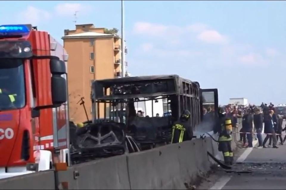 "I bambini picchiavano i pugni sui vetri"