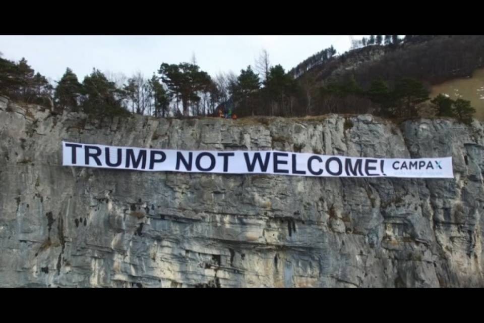 Uno striscione di 60 metri contro Trump