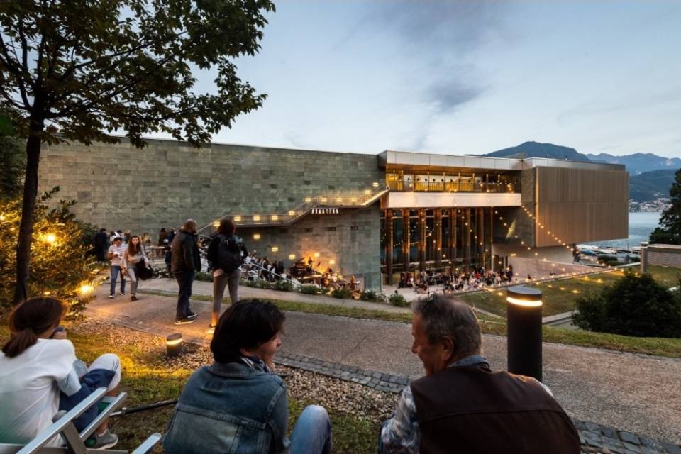 Un Lounge Bar sul tetto del LAC? Accattivante ma... no